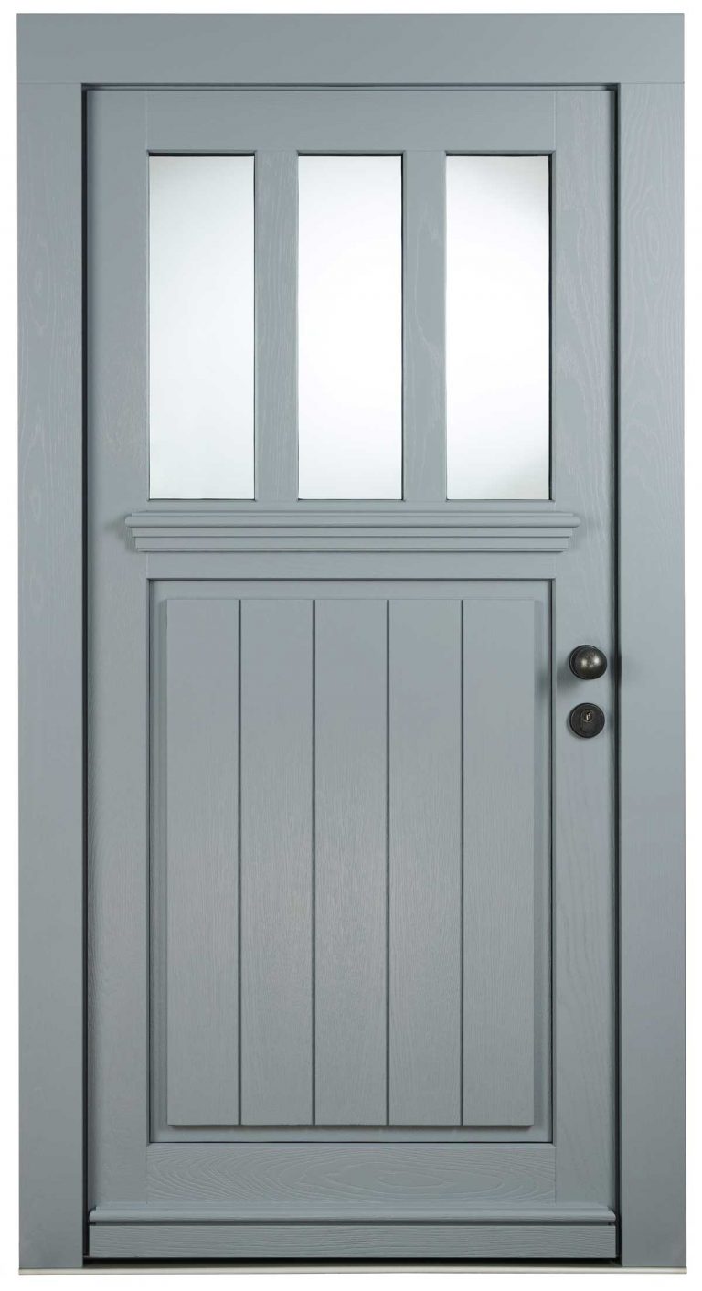 Haustür im Landhausstil, mit drei Glaselementen für Lichteinfall