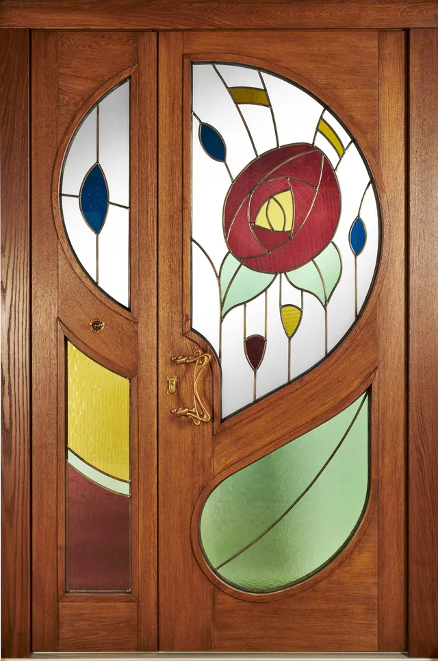 Haustür im Jugendstil aus Eiche mit geschwungenem Rahmen und farbiger Bleiverglasung mit Rosenmotiv